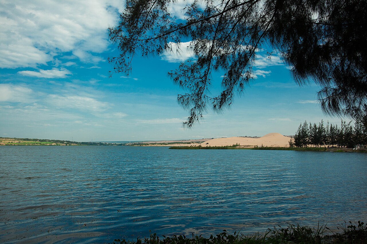 Hồ Bàu Trắng Giữa Biển Cát